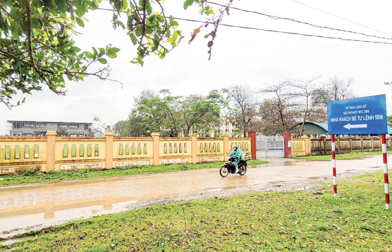 Di tích lịch sử nhà khách Bộ Tư lệnh nằm trong khuôn viên Trường THPT Nguyễn Hữu Cảnh đang được trùng tu, xây dựng.