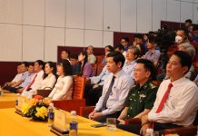 Đồng chí Phó Chủ tịch UBND tỉnh Hồ An Phong và các đại biểu tham dự chương trình. 