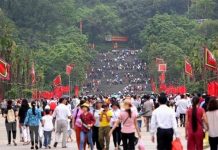 Du khách thập phương tại Lễ hội Đền Hùng. (Ảnh: Thành Đạt/TTXVN)