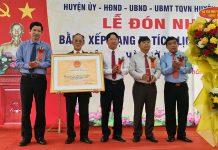 Đồng chí Phó Chủ tịch UBND tỉnh Hồ An Phong trao bằng công nhận xếp hạng Di tích lịch sử Quốc gia Mộ và Nhà thờ Hoàng Kế Viêm cho huyện Quảng Ninh.