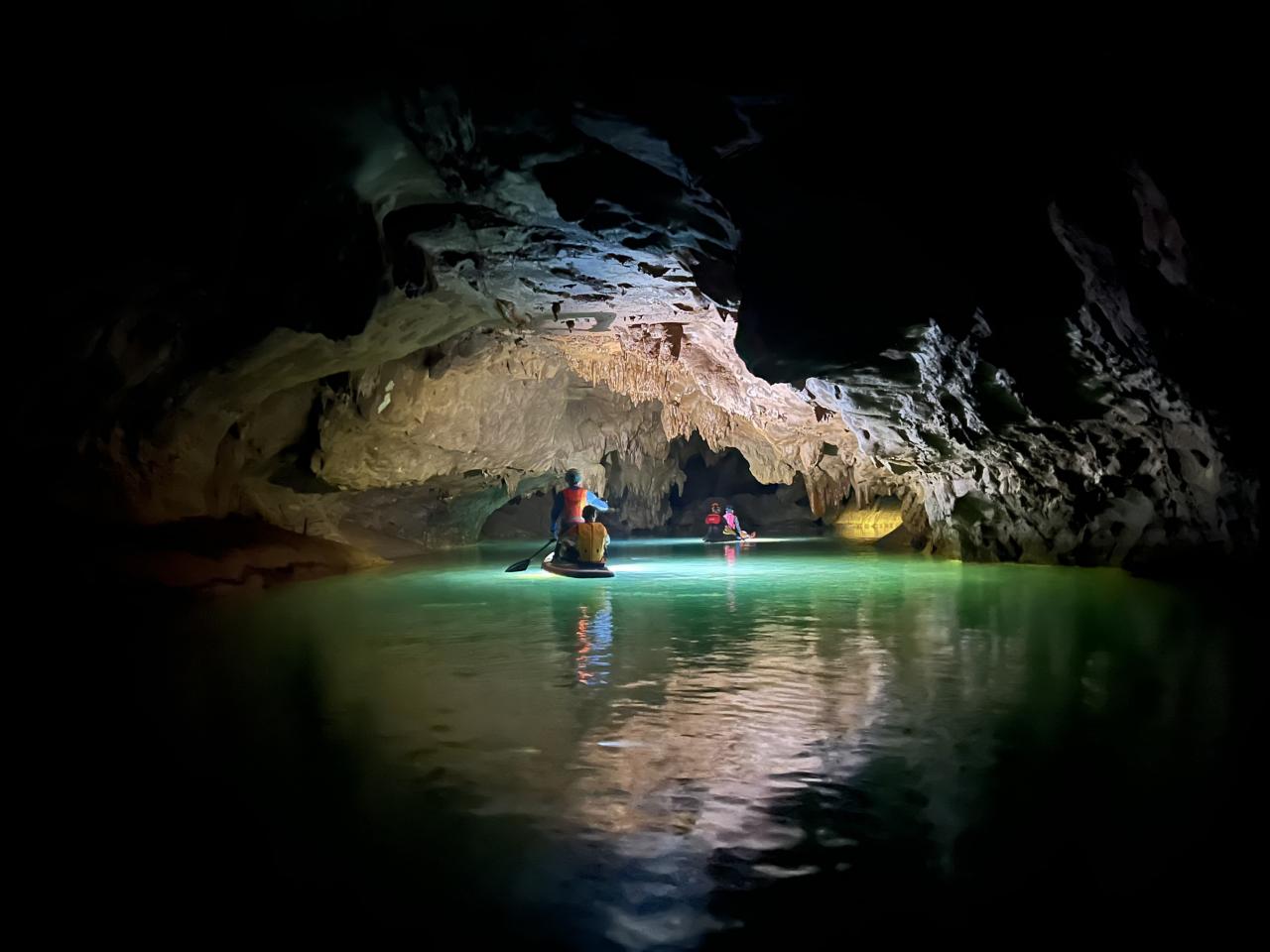 Khám phá các hang động mới được phát hiện tại huyện Tuyên Hóa. (Ảnh: BCRA)