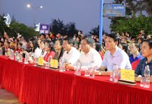 Các đại biểu và đông đảo người dân tham dự lễ hội đường phố.