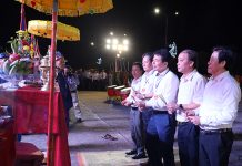Đại diện lãnh đạo thành phố và xã Bảo Ninh làm lễ dâng hương.
