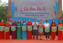 Đại diện lãnh đạo Phòng Văn hóa-Thông tin và Hội LHPN huyện Bố Trạch trao cờ lưu niệm cho các đội tham gia liên hoan.