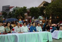 Các đại biểu dự khai mạc. 