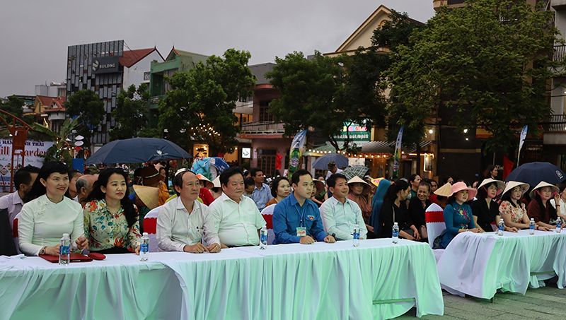 Các đại biểu dự khai mạc. 