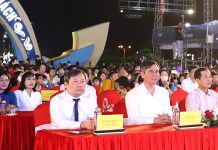 Các đại biểu dự chương trình. 