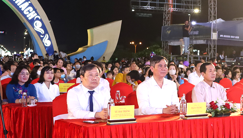 Các đại biểu dự chương trình. 