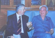 Đại tướng Võ Nguyên Giáp và thuyền trưởng tàu tàu Australe Luciano Sossai gặp nhau năm 1994.