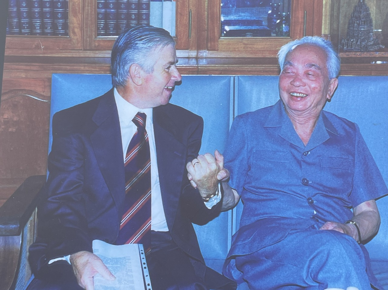 Đại tướng Võ Nguyên Giáp và thuyền trưởng tàu tàu Australe Luciano Sossai gặp nhau năm 1994.