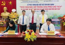 Đại diện lãnh đạo Bộ Văn hóa, Thể thao và Du lịch và Bộ Thông tin và Truyền thông thực hiện nghi thức ký bìa phát hành đặc biệt bộ tem.