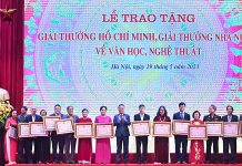 Chủ tịch nước Võ Văn Thưởng trao tặng Giải thưởng Hồ Chí Minh cho các tác giả, đại diện gia đình các tác giả. (Ảnh: Đăng Khoa)
