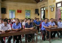 Đại biểu và các học viên tại buổi khai mạc tập huấn công tác bảo tồn, phát huy các loại hình văn hóa phi vật thể của đồng bào dân tộc Bru-Vân Kiểu 