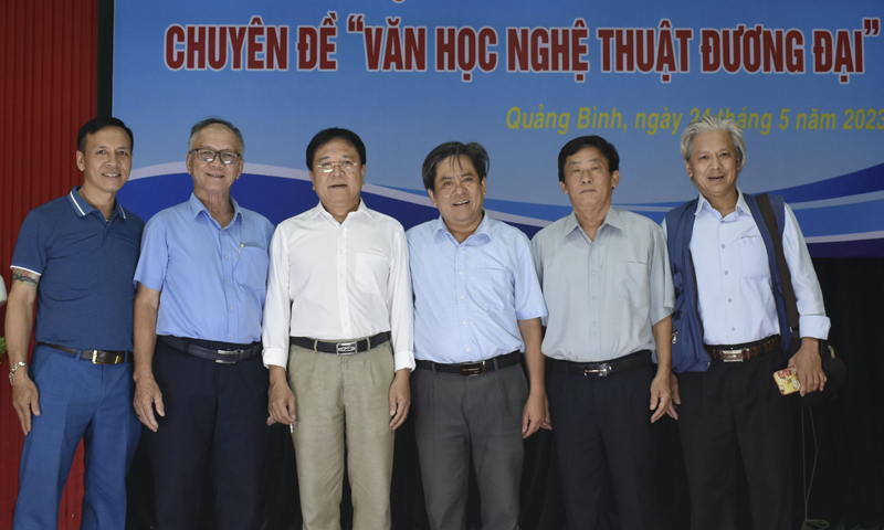 NSND, nhà điêu khắc Vương Duy Biên chụp ảnh lưu niệm với văn nghệ sĩ Quảng Bình.