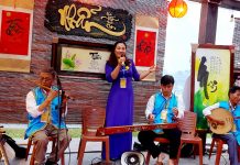 Câu lạc bộ Nghệ nhân hò khoan Lệ Thủy biểu diễn các tiết mục hò khoan mang đậm bản sắc xứ Lệ.