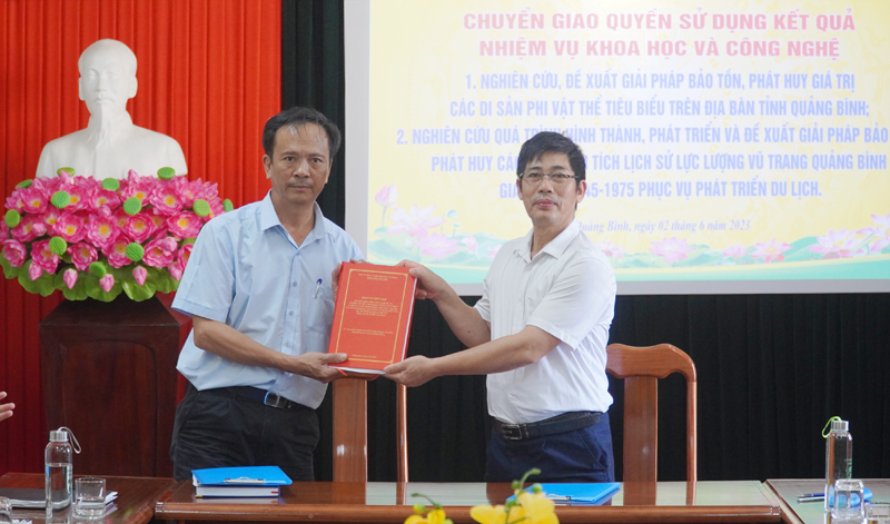 Đại diện lãnh đạo Sở KH-CN chuyển giao quyền sử dụng kết quả nghiên cứu khoa học cho đại diện lãnh đạo Sở VH-TT.