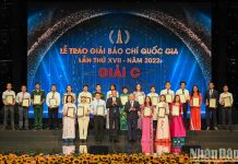Tác giả Trương Thị Phương Thảo (hàng đầu, thứ 3 từ phải qua) nhận giải C Giải Báo chí Quốc gia lần thứ XVII. (Ảnh: Báo Nhân Dân)