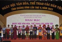 Khai mạc Ngày hội văn hóa, thể thao các dân tộc tỉnh Quảng Bình lần thứ II Đồng chí Phó Bí thư Thường trực Tỉnh ủy Trần Hải Châu tặng cờ lưu niệm cho các đoàn tham gia ngày hội.
