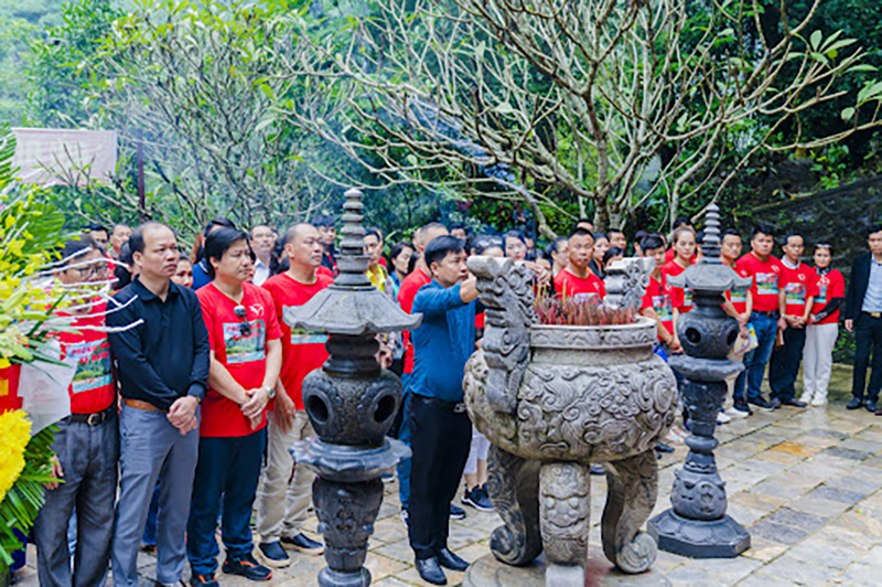 Di tích lịch sử hang Tám TNXP, điểm du lịch lịch sử, du lịch về nguồn, thu hút rất đông du khách.