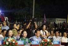 Các đồng chí lãnh đạo tỉnh tham dự chương trình.