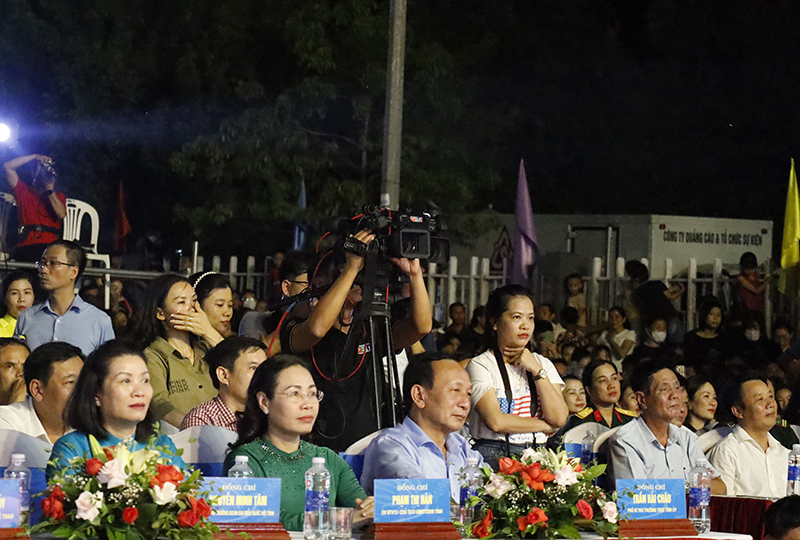 Các đồng chí lãnh đạo tỉnh tham dự chương trình.