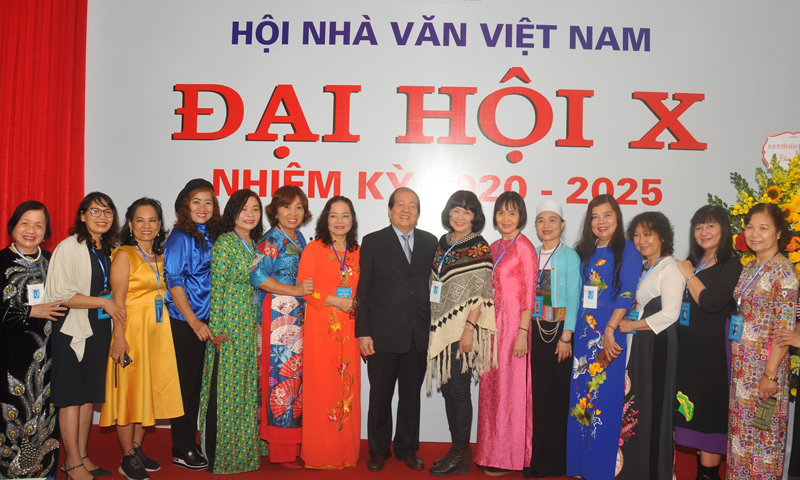 Các nhà văn nữ với nhà thơ Hữu Thỉnh tại Đại hội Nhà văn Việt Nam lần thứ X.