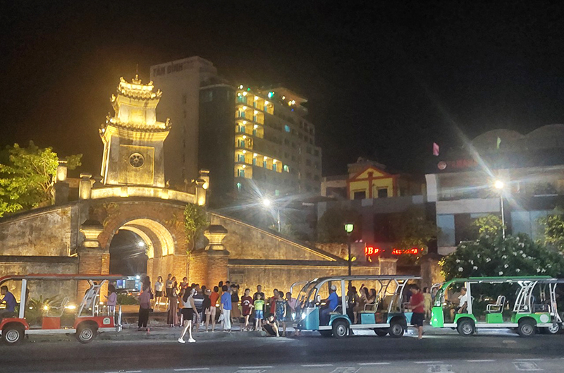  "Food tour " cũng là cách thức hiệu quả  "đánh thức " kinh tế đêm của TP. Đồng Hới.