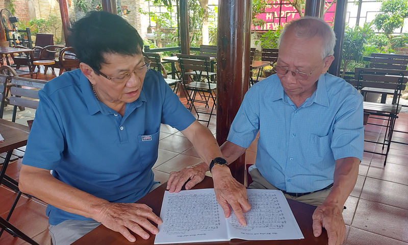 Cựu thanh niên xung phong Phan Văn Chữ (bên phải) và nhạc sĩ Nguyễn Văn Bổng (Chi hội Nhạc sĩ Việt Nam tỉnh Quảng Bình) thường trao đổi chia sẻ với nhau về ca khúc mới.