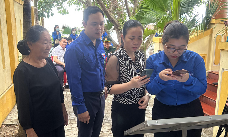 Đoàn viên, thanh niên hướng dẫn cách thức quét mã QR tại di tích  