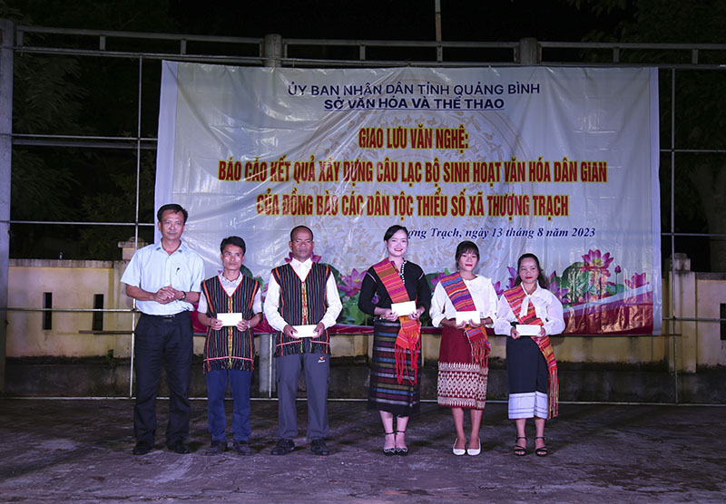 Sở Văn hóa - Thể thao tặng quà cho các học viên có thành tích học tập xuất sắc