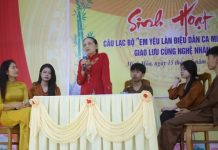 Đưa hò thuốc cá vào trường học CLB “Em yêu làn điệu dân ca Minh Hóa” của Trường THPT Minh Hóa giao lưu với nghệ nhân hát hò thuốc cá.