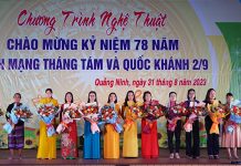 Khai mạc triển lãm thành tựu kinh tế-xã hội huyện Quảng Ninh năm 2023 Lãnh đạo huyện Quảng Ninh tặng hoa cho các địa phương tham gia gian hàng triển lãm thành tựu phát triển kinh tế-xã hội huyện năm 2023.