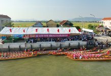 Lễ hội diễn ra tại Bến cá, thôn Phú Trịch, xã Quảng Lộc thu hút hàng chục nghìn người dân địa phương và du khách đến xem, cổ vũ. 