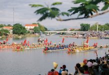 Khách du lịch đến Quảng Bình trong dịp lễ tăng 60% Lễ hội đua, bơi thuyền truyền thống trên sông Kiến Giang thu hút rất đông du khách trong và ngoài nước.