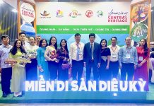 Đồng chí Phó Chủ tịch UBND tỉnh Hồ An Phong và đại diện các doanh nghiệp Quảng Bình tại Hội chợ ITE HCMC 2023.