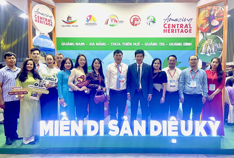 Đồng chí Phó Chủ tịch UBND tỉnh Hồ An Phong và đại diện các doanh nghiệp Quảng Bình tại Hội chợ ITE HCMC 2023.