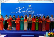 Các đại biểu cắt băng khai mạc triển lãm “Xanh màu khát vọng”, tại xã Trường Sơn.