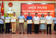 Lãnh đạo huyện Quảng Ninh trao giấy khen cho các cá nhân có thành tích trong công tác tổ chức lễ hội đua thuyền truyền thống và triển lãm thành tựu kinh tế-xã hội huyện Quảng Ninh.