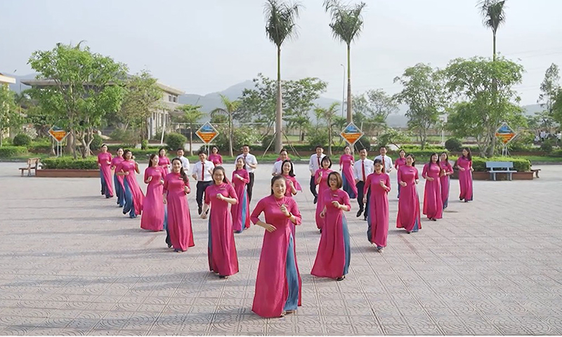 Sân trường là bối cảnh chính để các đơn vị trường học thực hiện video clip thể dục giữa giờ.