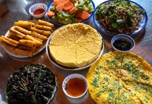 Ăn tối cùng người dân địa phương là trải nghiệm thú vị Oxalis mang lại cho du khách ở xã Tân Hóa (Minh Hóa). Ảnh: Oxalis