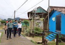 Đồng chí Phó Chủ tịch UBND tỉnh Hồ An Phong kiểm tra một số mô hình homestay thích ứng thời tiết tại xã Tân Hóa. 