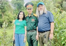 Chị Trần Thị Lý, nhạc sĩ Bình Sơn và CCB Nguyễn Xuân Oánh bên hố bom nơi các chiến sĩ pháo binh hy sinh.