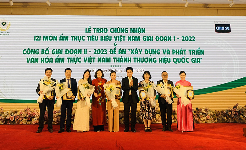 Đại diện Ban tổ chức trao chứng nhận món ăn Việt Nam tiêu biểu cho đại diện các tỉnh miền Trung.