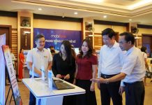 Đồng chí Phó Chủ tịch UBND tỉnh Hồ An Phong và các đại biểu trải nghiệm các giải pháp du lịch thông minh. 