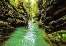 Trekking mùa thu-đông sẽ mang đến những cảm giác mới lạ (Trong ảnh: Du khách tham gia tour khám phá hố sụt Kong của Jungle Boss).