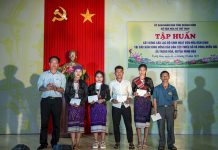 Sở Văn hóa-Thể thao tặng thưởng cho những học viên có thành tích trong xây dựng CLB sinh hoạt văn hóa dân gian