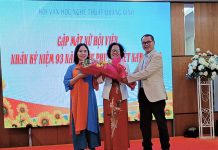 Trao tặng hoa cho đại diện chị em phụ nữ Hội VHNT Quảng Bình nhân kỷ niệm 20/10