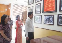 Nơi gìn giữ, khơi nguồn văn hóa Đồng chí Phó Chủ tịch UBND Hồ An Phong đánh giá cao công tác trưng bày, bảo quản hiện vật ở Bảo tàng Tổng hợp tỉnh.