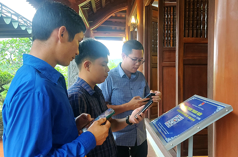 Gắn mã QRCode tại Khu Di tích lịch sử quốc gia hang Lèn Hà.