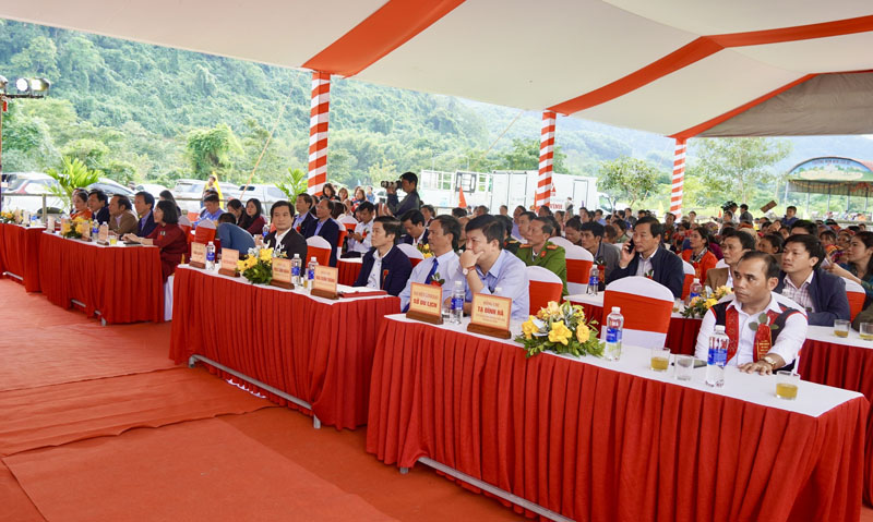 Các đại biểu tham dự buổi lễ.